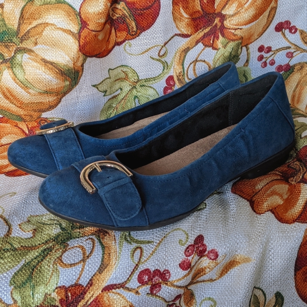 NWT NIB Neenah Lark Navy Suede 7M Unstructured by Clark’s